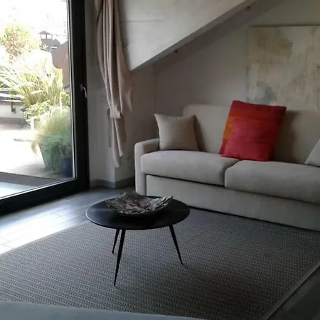 Via Carcano 13 * Como